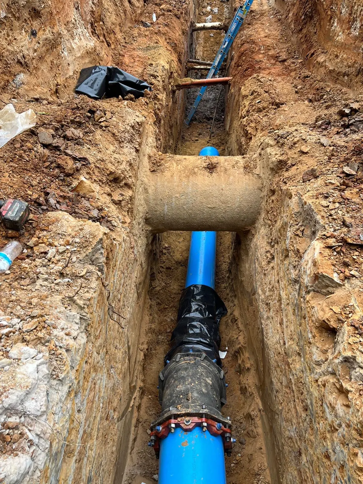 Restrained joint fitting on a newly installed water main